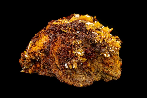 Pierre Wulfenite minérale macro sur fond noir