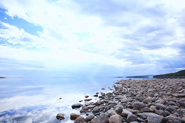 pierres au bord du lac paysage côte vue