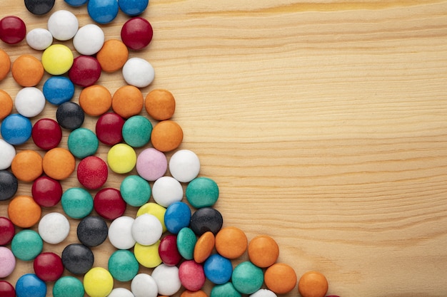 Pierres de bonbons au chocolat colorés sur fond blanc.