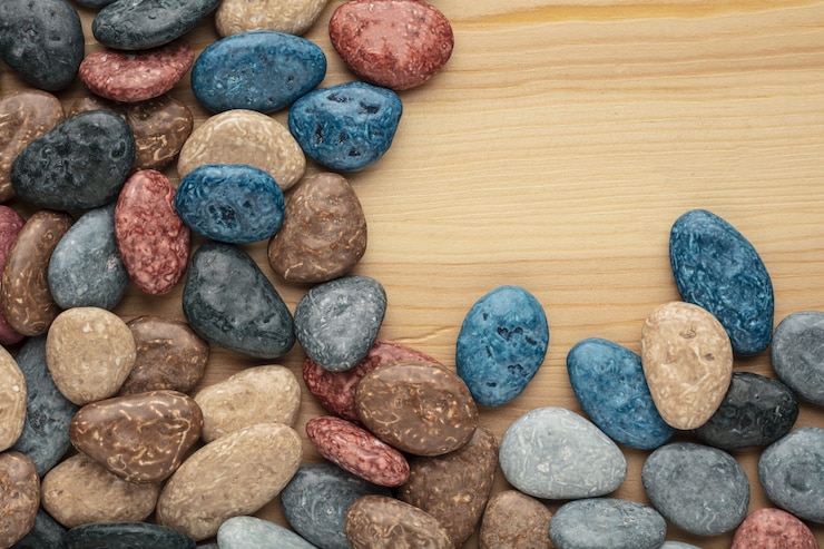 Photo pierres de bonbons au chocolat colorés sur fond blanc.