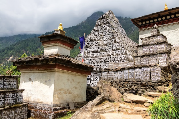 Pierres bouddhistes anciennes avec mantras religieux sacrés. Népal