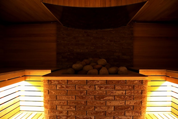 Pierres chaudes à l'intérieur du hammam du sauna à vapeur