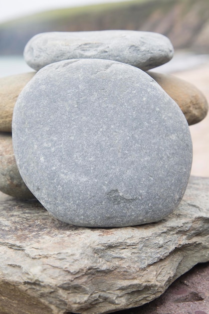 Pierres circulaires sur la plage Irlande