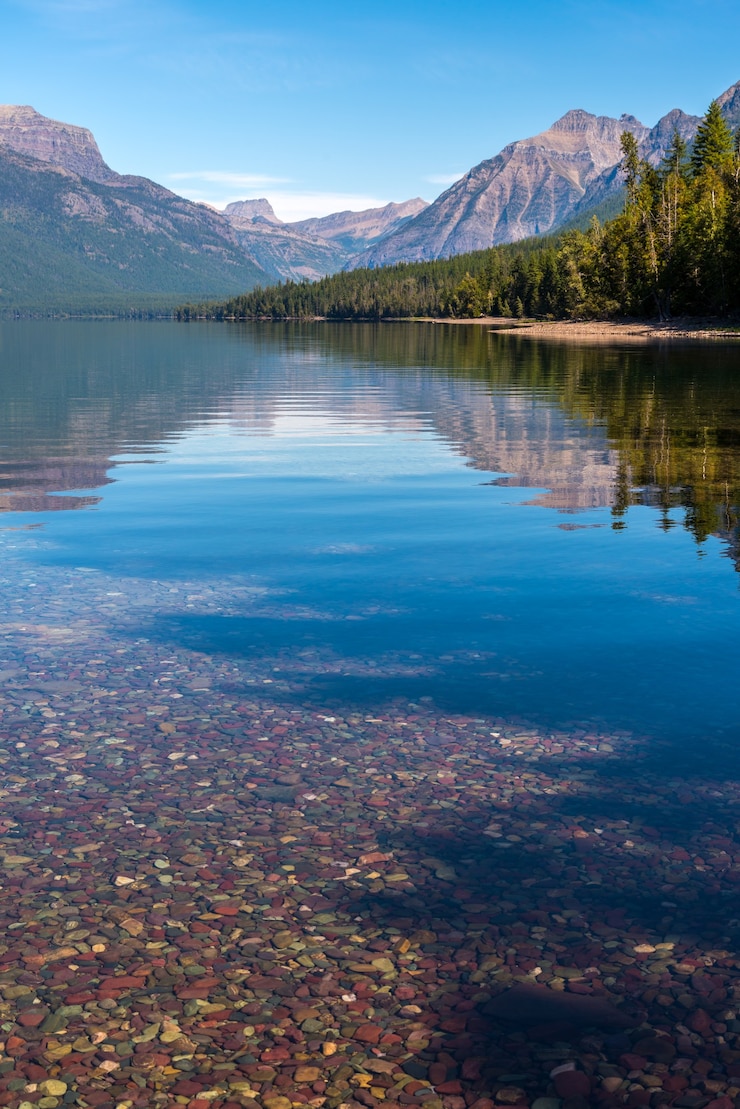 Pierres colorées dans le lac McDonald près d'Apgar au Montana