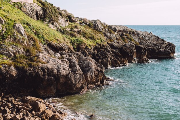 Pierres sur la côte de la mer