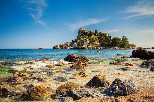 Des pierres dans l'eau devant l'Isola Bella