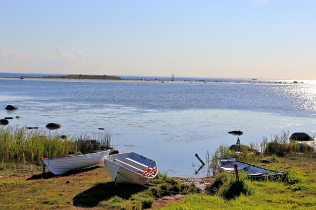 Pierres dans l'eau vieille jetée en bois avec des bateaux