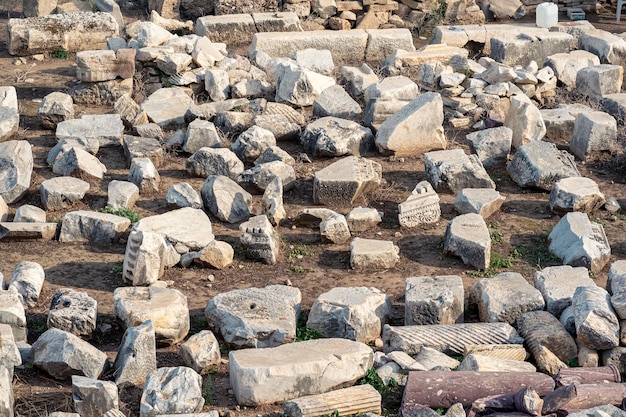 Pierres, débris et fragments de bâtiments anciens sur le site archéologique de la ville antique de Side