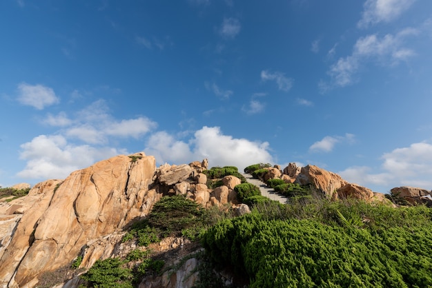 Pierres de diverses formes altérées par la mer sous le ciel bleu