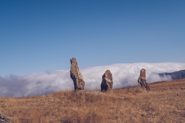 Pierres dressées mégalithiques et tumulus funéraire de Zorats Karer ou monument préhistorique de Carahunge en Arménie Stonehenge arménien photographie stock