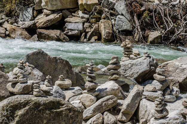 Pierres empilées dans la nature