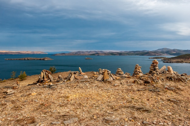 Pierres empilées par des pyramides et vue sur le lac Baïkal