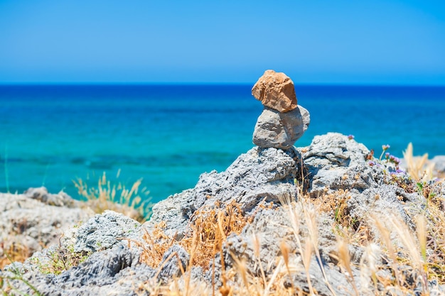 Des pierres en équilibre sur une côte rocheuse au fond de la mer. L'île de Crète, Grèce