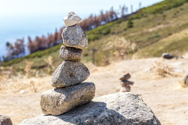 Des pierres équilibrées se dressent sur la colline de la montagne Monchique. le Portugal