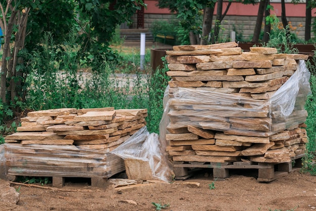 Photo pierres de grès sur palettes en bois