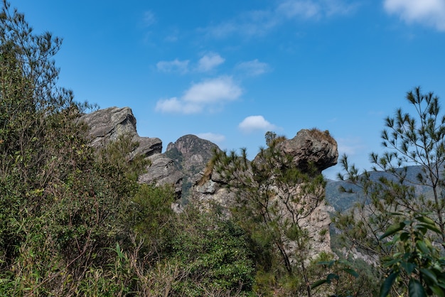 Pierres grotesques dans le site pittoresque de la montagne