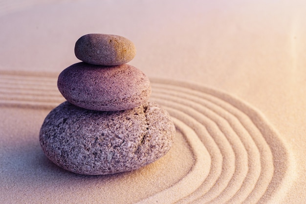 Photo pierres de jardin zen sur sable avec espace de copie d'ornement