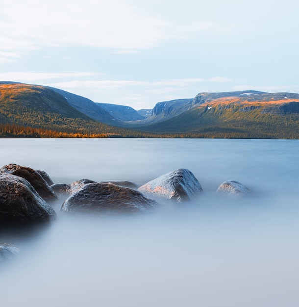 Pierres des lacs de la toundra de la faune arctique au premier plan avec un arrière-plan flou des collines