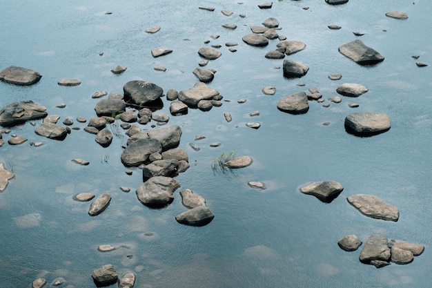 Photo pierres et leurs reflets dans l'eau du lac