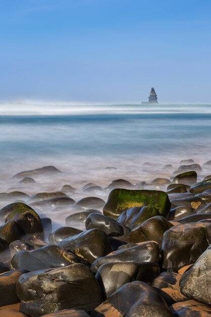 Pierres de mer au premier plan dans le paysage de la mer. Portugal, Aljezur.