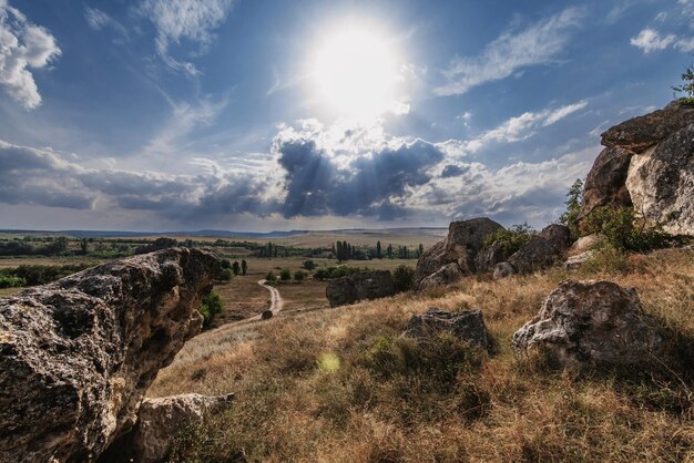 Pierres de montagnes sur fond de steppe plate avec une forêt en Crimée un jour d'été avec un ciel bleu