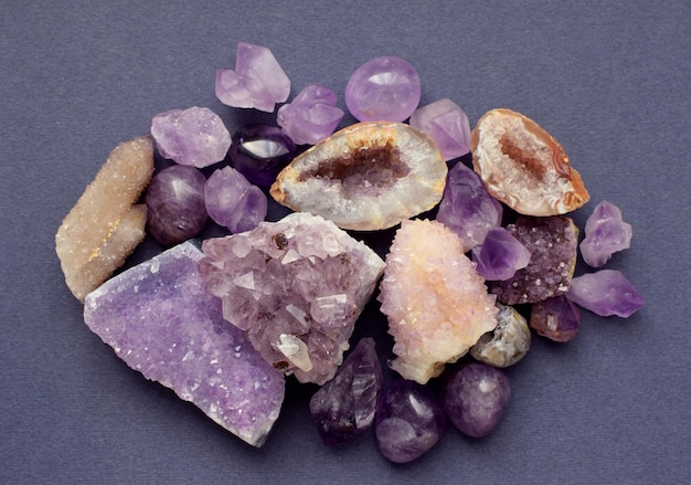 Pierres naturelles violettes d'améthyste de différentes variétés Pierres roulées améthyste druse et cristaux de quartz de cactus Quartz de cactus connu sous le nom de quartz spirituel