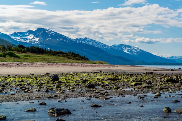 Pierres de Norvège sur la côte de la mer de Norvège