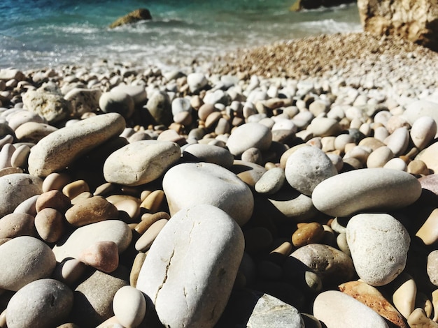 Photo des pierres sur la plage