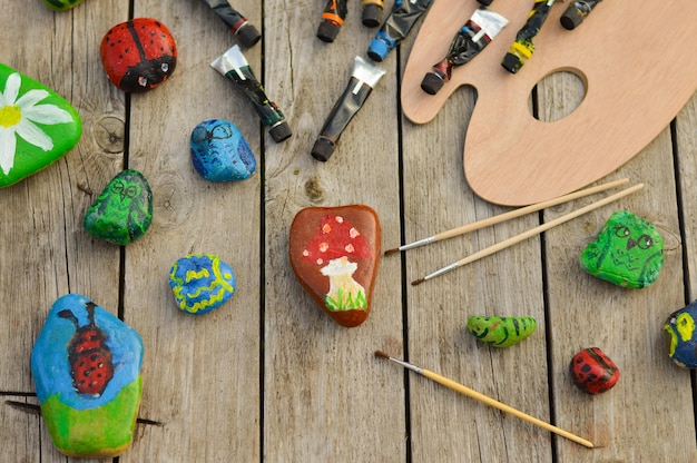 Pierres plates peintes avec des peintures acryliques Faites-le vous-même Souvenirs que les enfants peuvent fabriquer