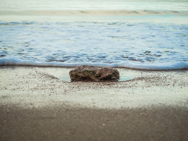 Pierres posées sur la plage