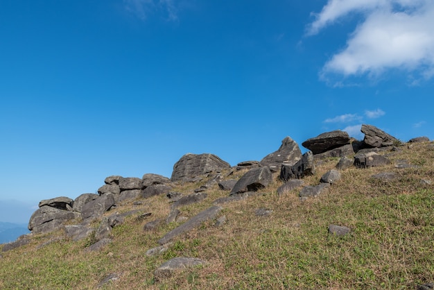 Pierres sur la prairie du plateau sous le ciel bleu