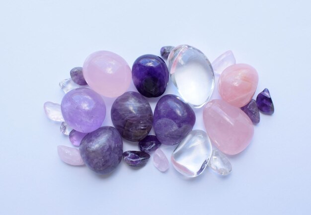 Pierres précieuses de différentes couleurs Améthyste quartz rose et cristal de roche sur fond blanc