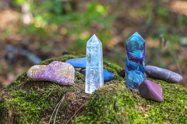 Pierres précieuses fluorite, cristal de quartz et pierres diverses. Rock magique pour rituel mystique, sorcellerie