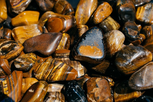 Photo pierres précieuses à l'œil de tigre et à l'oeil de faucon comme spécimen de roche minérale naturelle