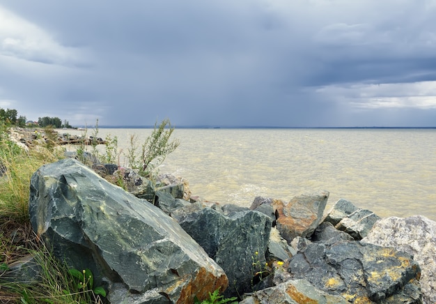 Pierres sur la rive du réservoir de Novossibirsk