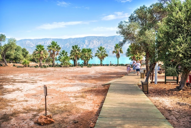 Des pierres sur la rive et des passerelles en bois sur l'île de Cléopâtre Mer Égée Marmaris Turquie