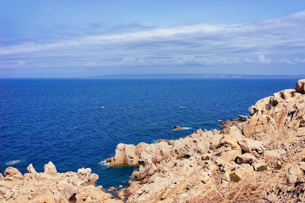 Pierres et rochers sur la mer Méditerranée à Capo Testa dans la province de Santa Teresa Gallura sur l'île de Sardaigne en Italie. nature, montagne