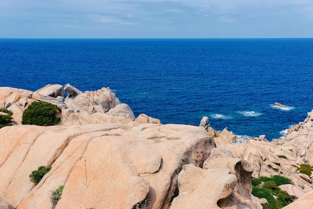 Pierres et rochers et la mer Méditerranée à Capo Testa dans la province de Santa Teresa Gallura sur l'île de Sardaigne en Italie. Nature, montagnes et plantes vertes.