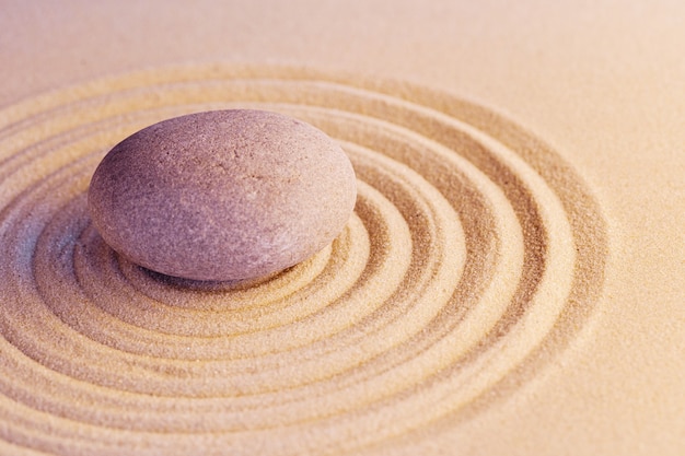 Pierres sur le sable, jardin zen de méditation japonaise bouchent