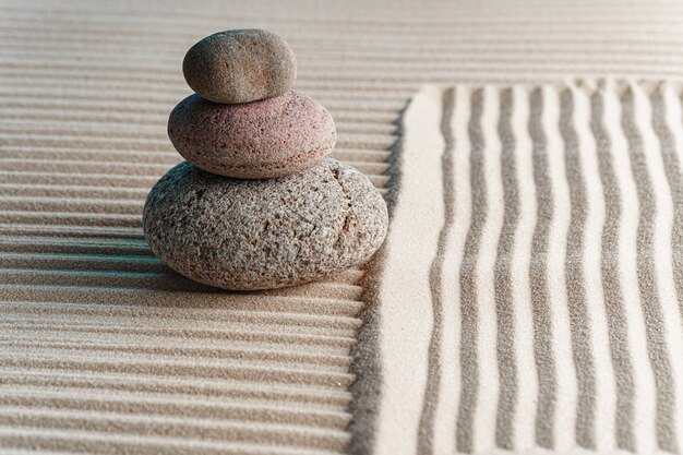 Pierres sur le sable, jardin zen de méditation japonaise bouchent