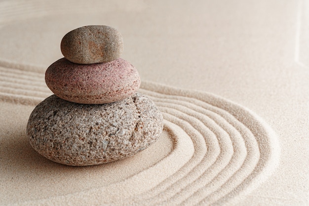 Pierres sur le sable, jardin zen de méditation japonaise bouchent