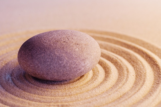 Pierres sur sable, jardin zen de méditation japonaise