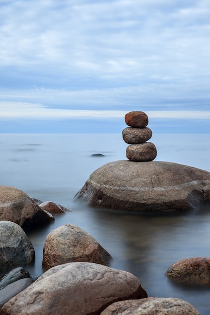 Les pierres sont empilées sur le lac par temps nuageux calme