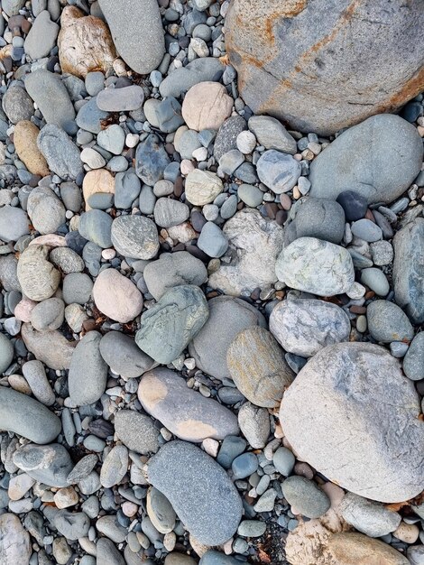 Pierres taillées à l'eau sur la rive d'une rivière de montagne