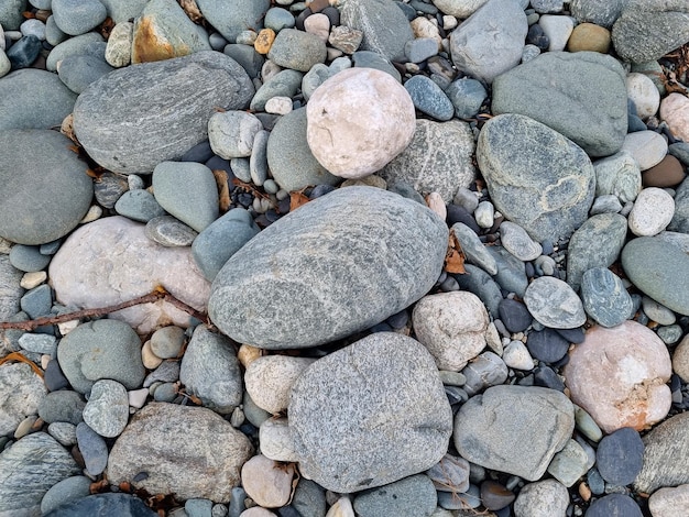 Pierres taillées à l'eau sur la rive d'une rivière de montagne