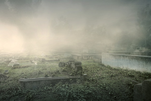 Pierres tombales sur le cimetière avec le fond brumeux. Notion d'Halloween