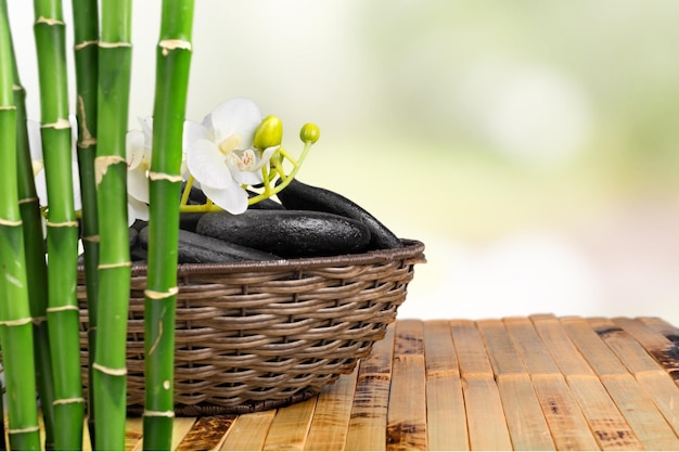 Pierres zen et bambou sur table en bois