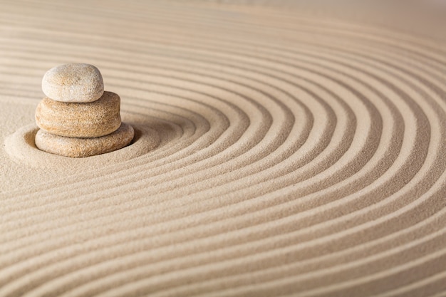 Photo pierres zen dans le sable. fond