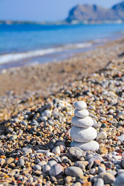 Pierres zen empilées à la plage