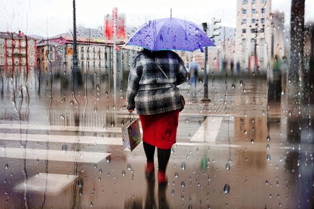 piéton avec un parapluie les jours de pluie en hiver